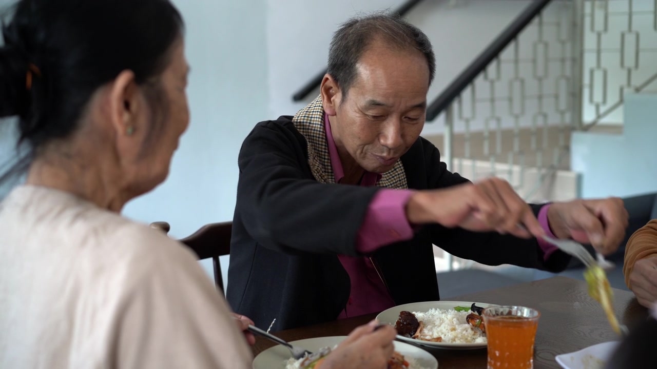 详情图-多代亚洲华人家庭在家里吃年夜饭