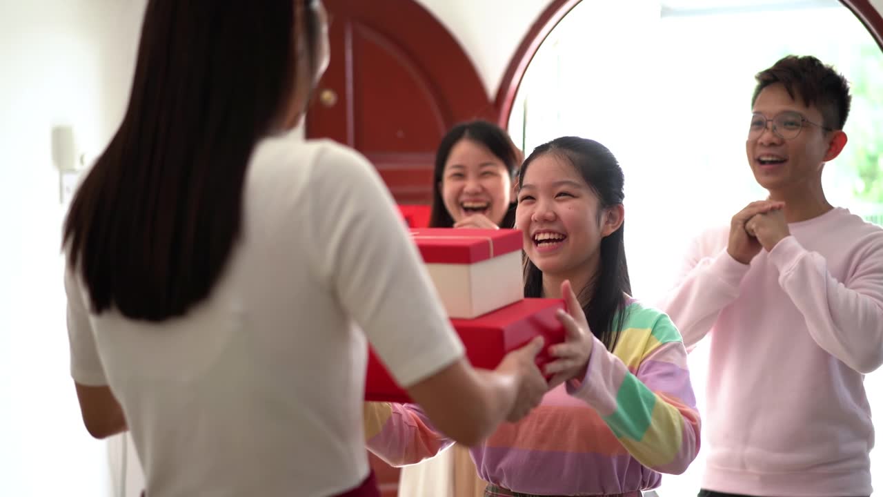 详情图-十几岁的女孩在春节期间给亲戚送礼