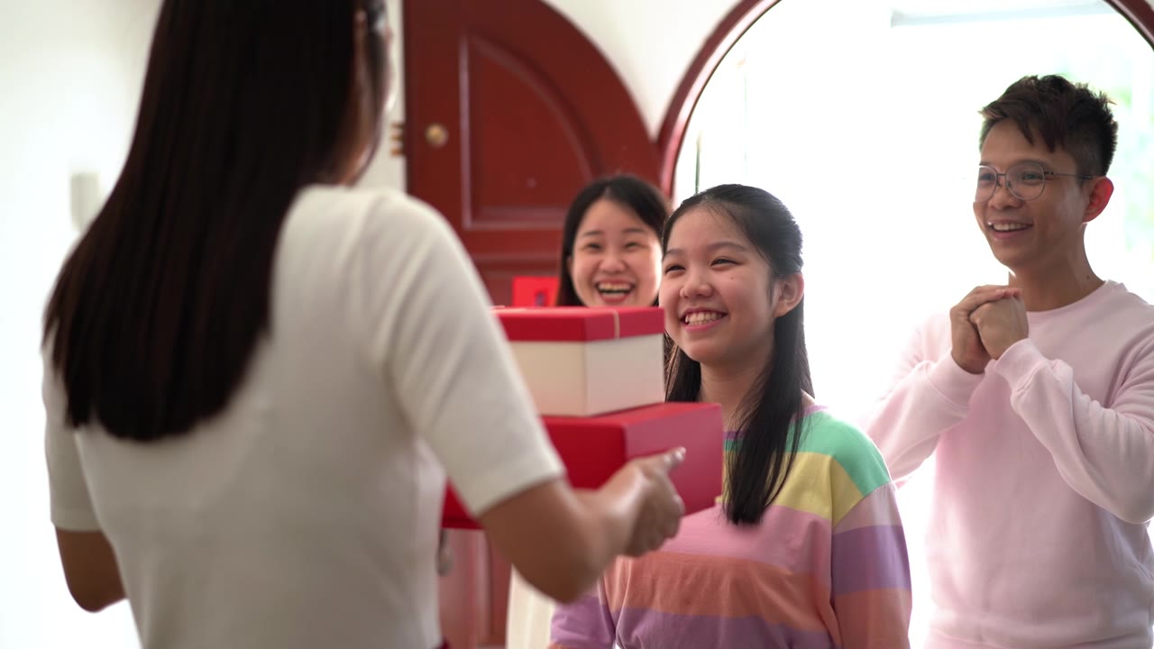 详情图-十几岁的女孩在春节期间给亲戚送礼