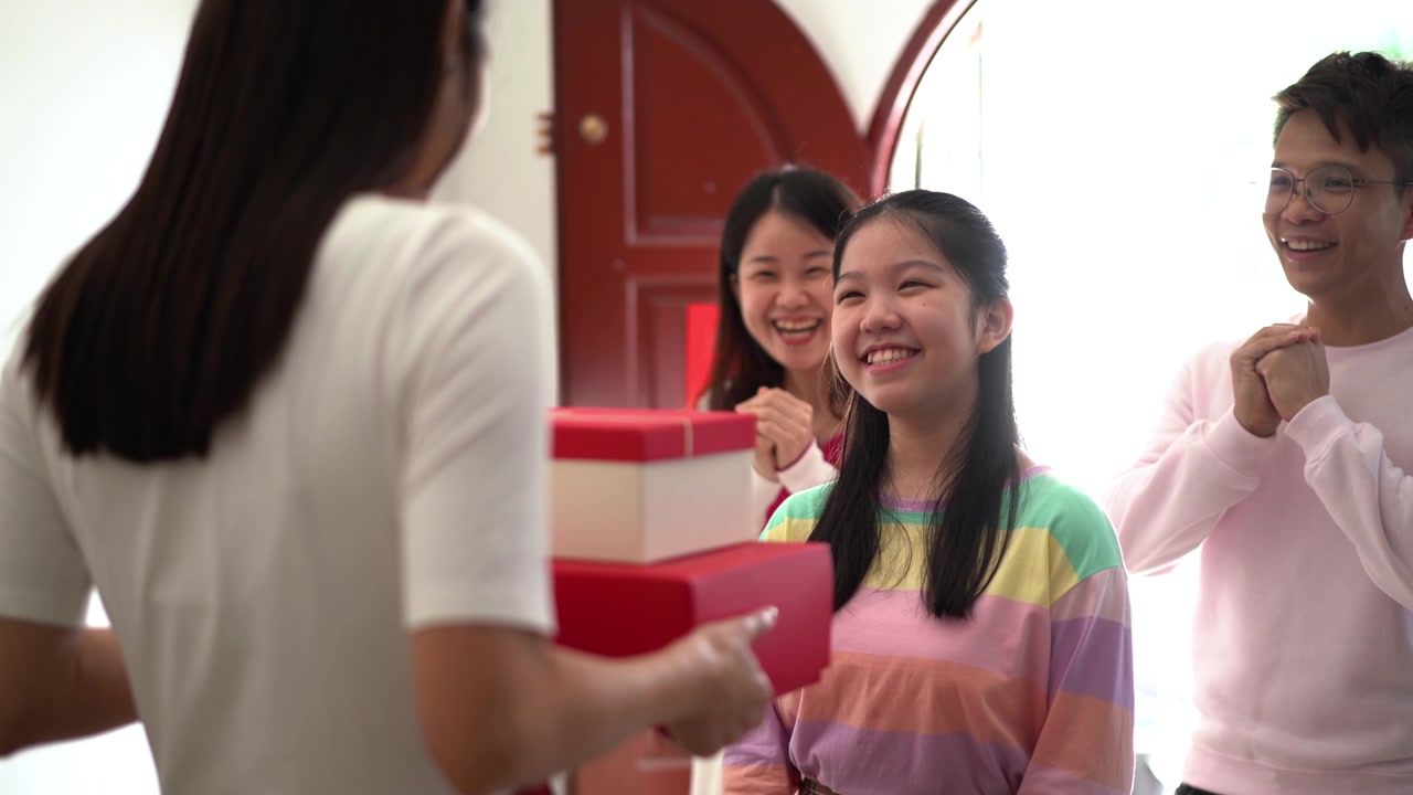 详情图-十几岁的女孩在春节期间给亲戚送礼