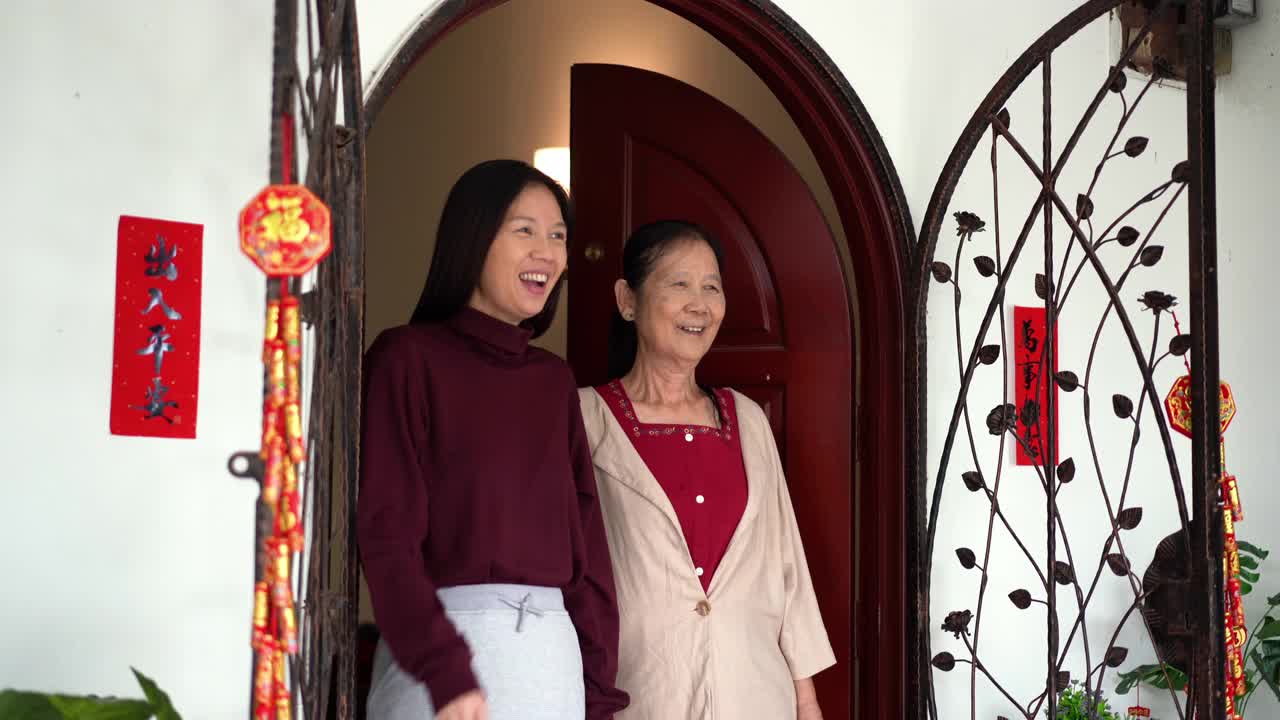 孙女们在春节期间拜访祖母
