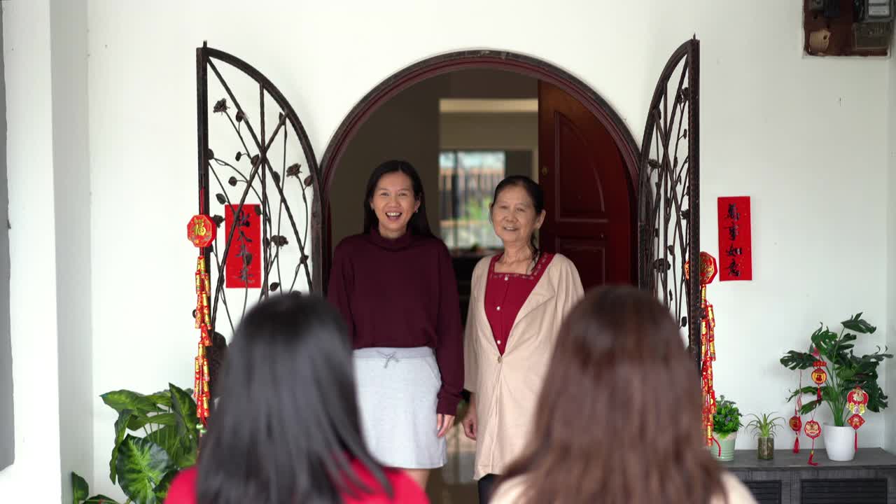 孙女们在春节期间拜访祖母