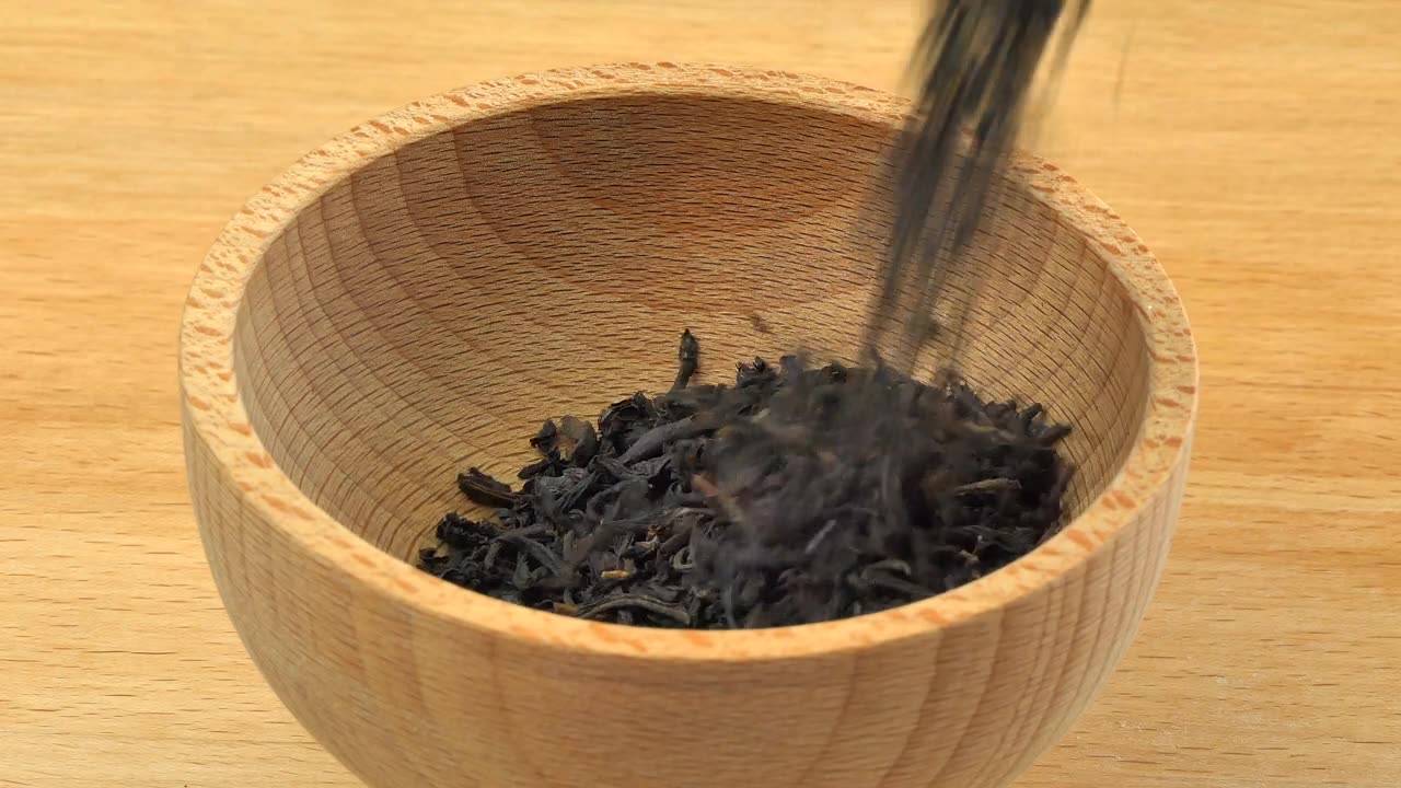 詳情圖-云南紅茶倒入木質(zhì)背景上的木碗中。