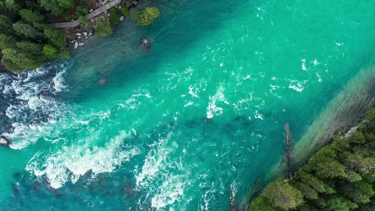 喀纳斯河和新疆森林景观鸟瞰图。