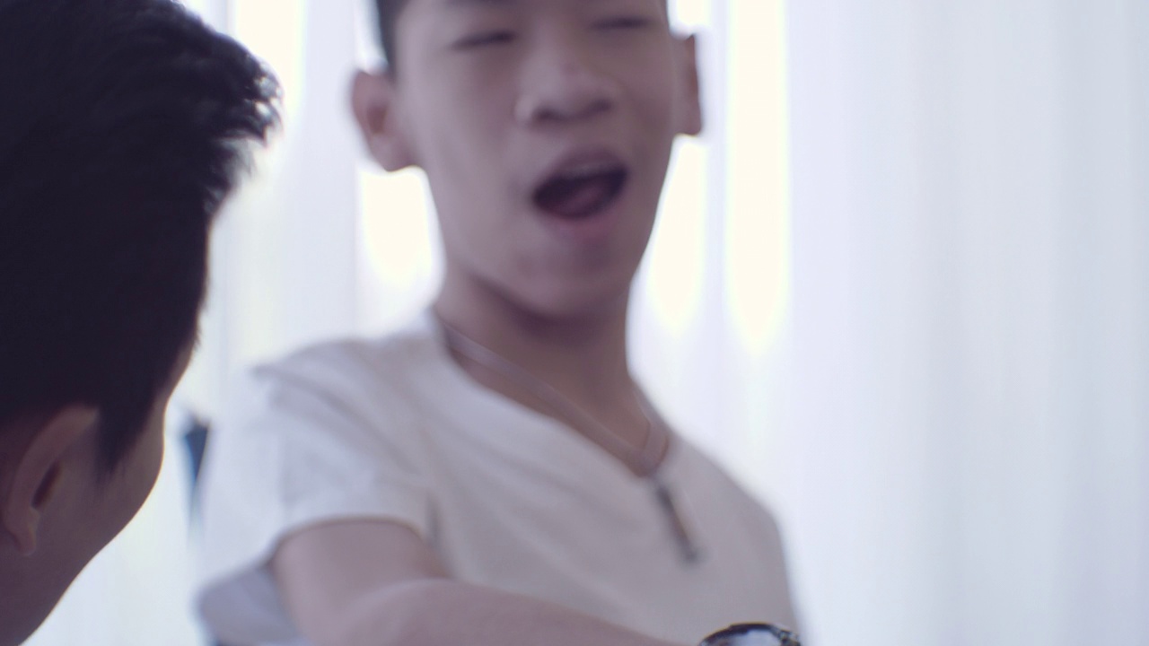 详情图-一个残疾人坐在轮椅上，发育性残疾
