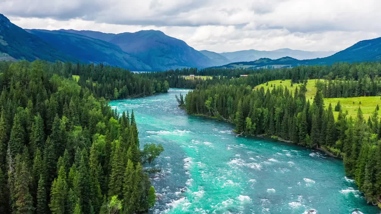 喀纳斯湖鸟瞰图与新疆森林山地景观。