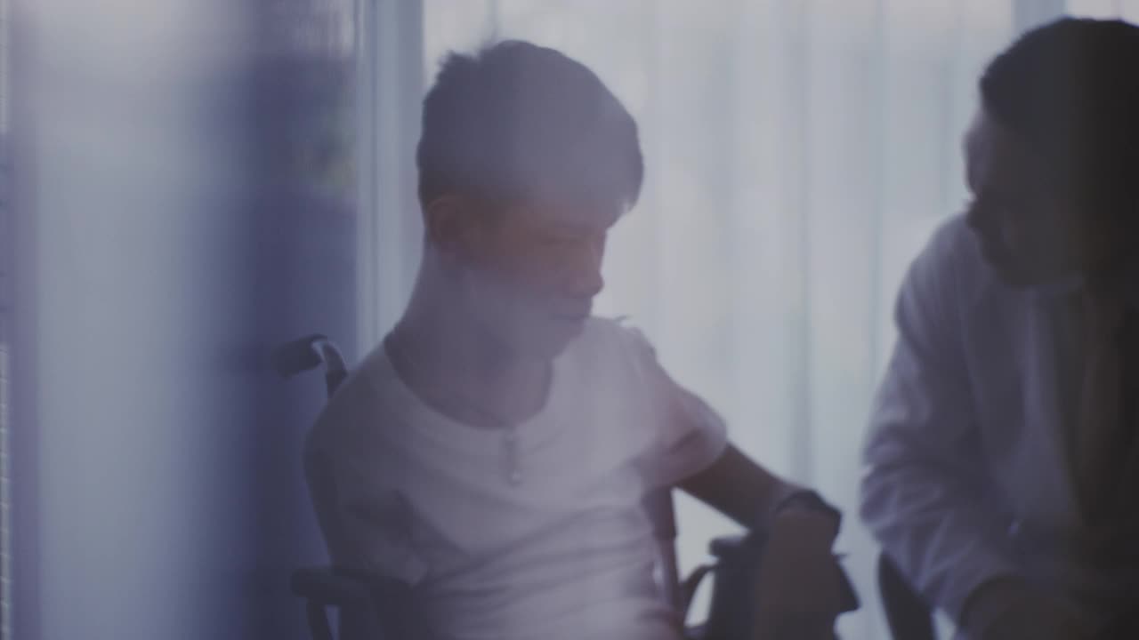 一个在医院的残疾青年
