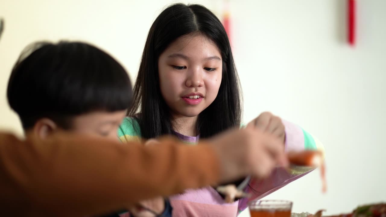 详情图-弟弟妹妹在家吃年夜饭