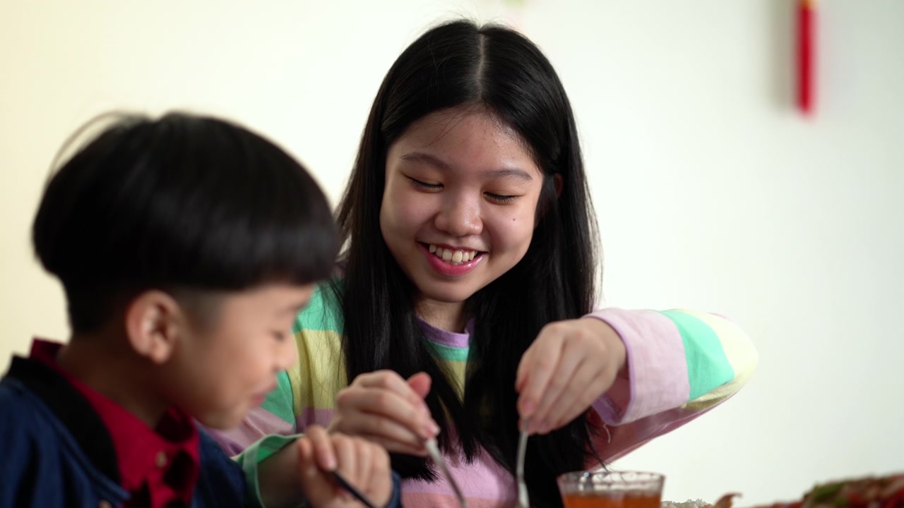 详情图-弟弟妹妹在家吃年夜饭