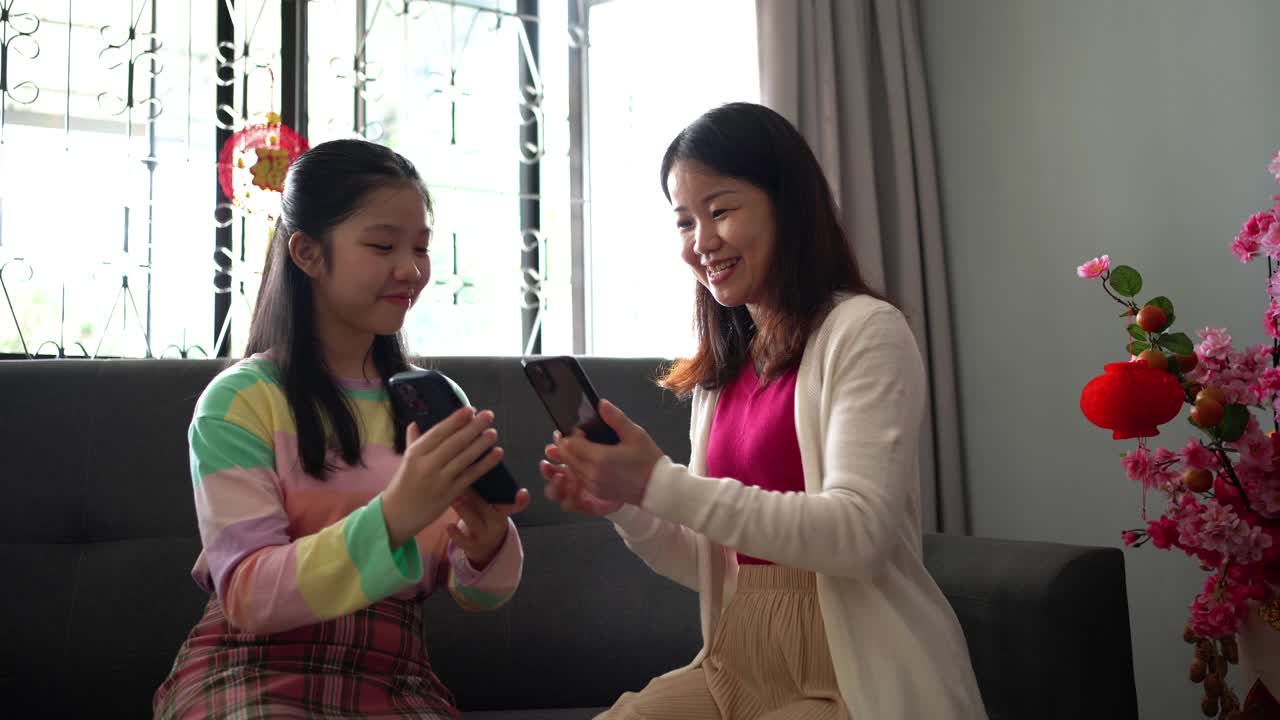 妈妈用智能手机给女儿发红包
