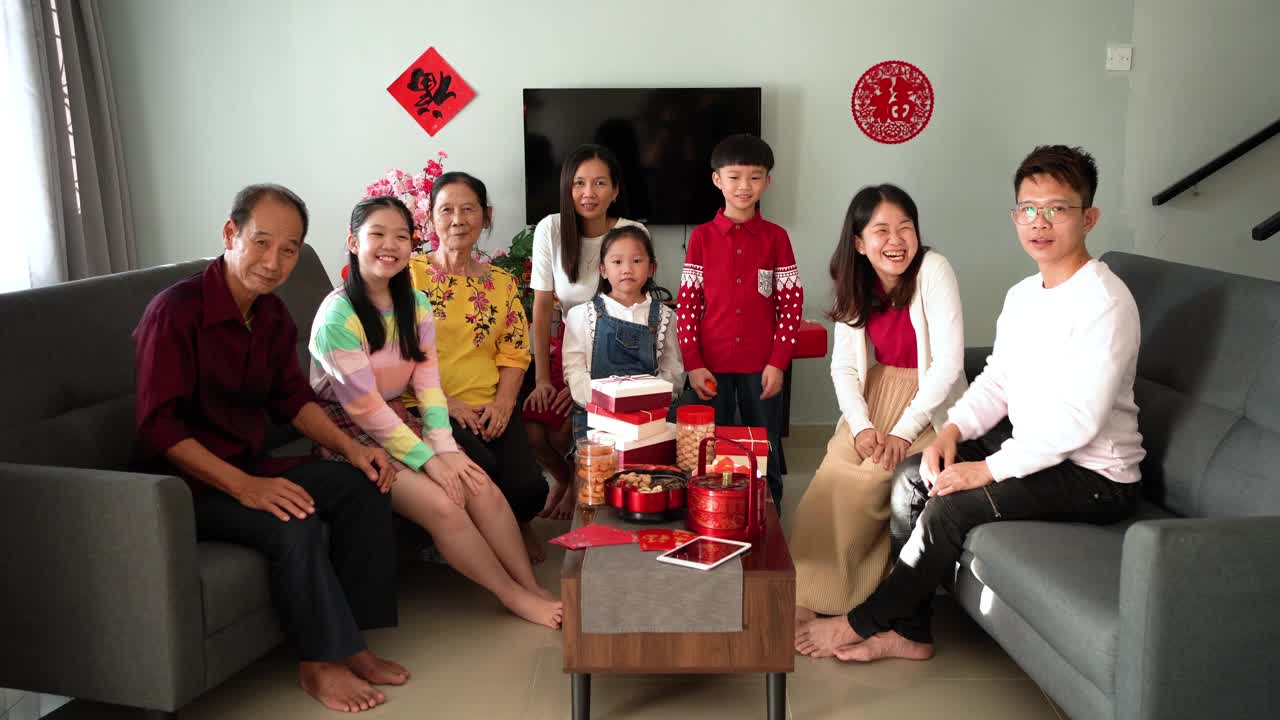 多代亚洲华人家庭看着摄像头和视频通话在中国新年庆祝