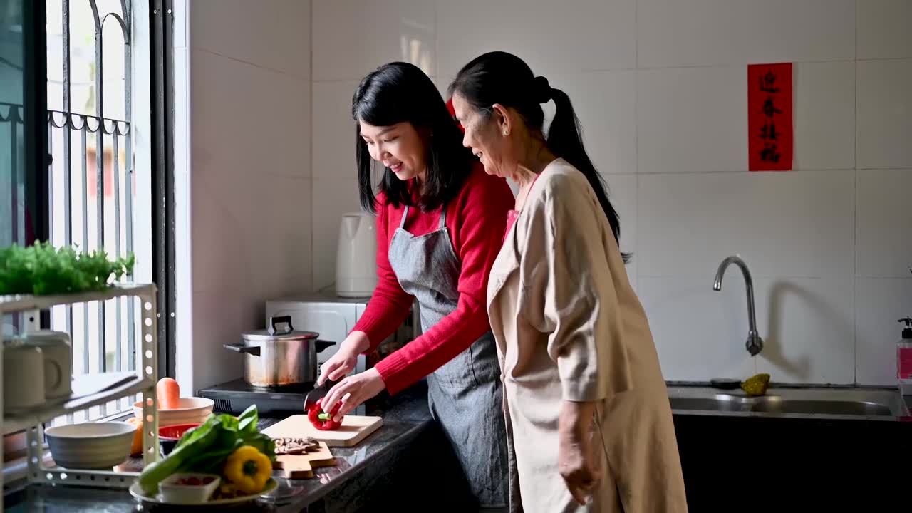 詳情圖-一位亞洲奶奶和她的孫女在為他們的年夜飯準備食物