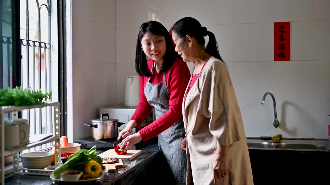 詳情圖-一位亞洲奶奶和她的孫女在為他們的年夜飯準備食物