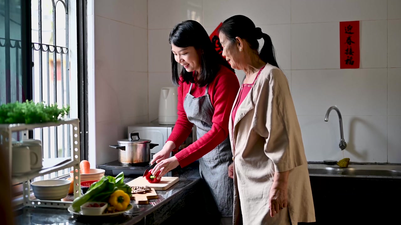 詳情圖-一位亞洲奶奶和她的孫女在為他們的年夜飯準備食物