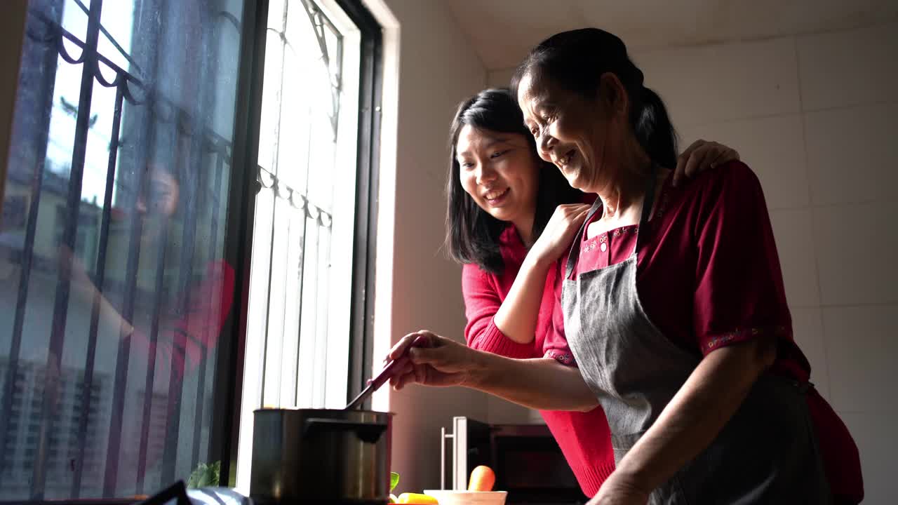 亚洲的祖母和孙女在准备除夕团圆饭
