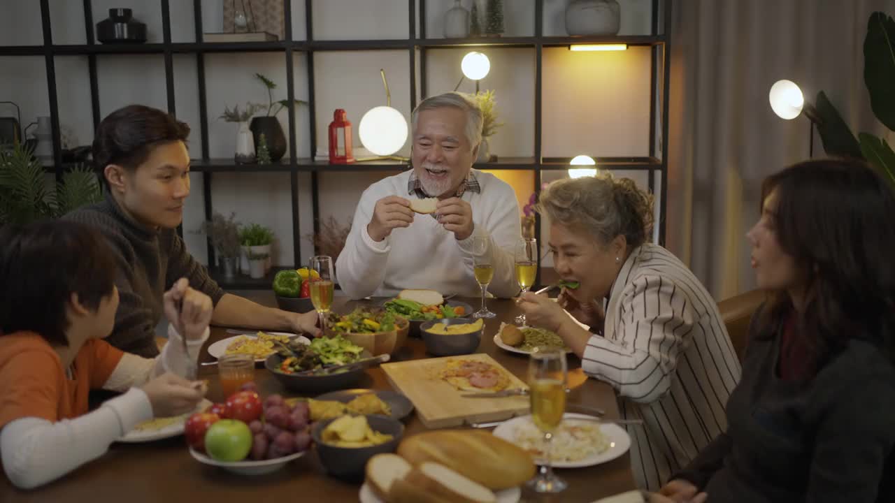 亚洲家庭在家里的餐桌上吃晚餐