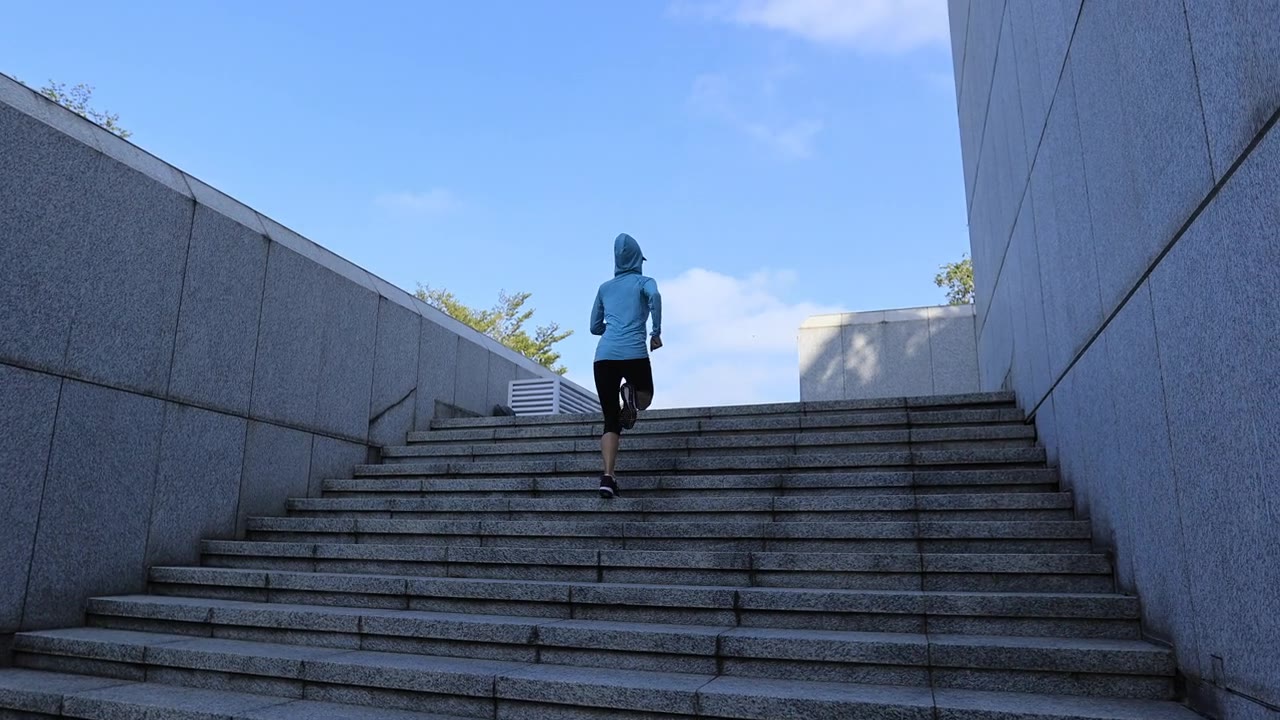 詳情圖-健身運(yùn)動(dòng)女人跑上樓在城市