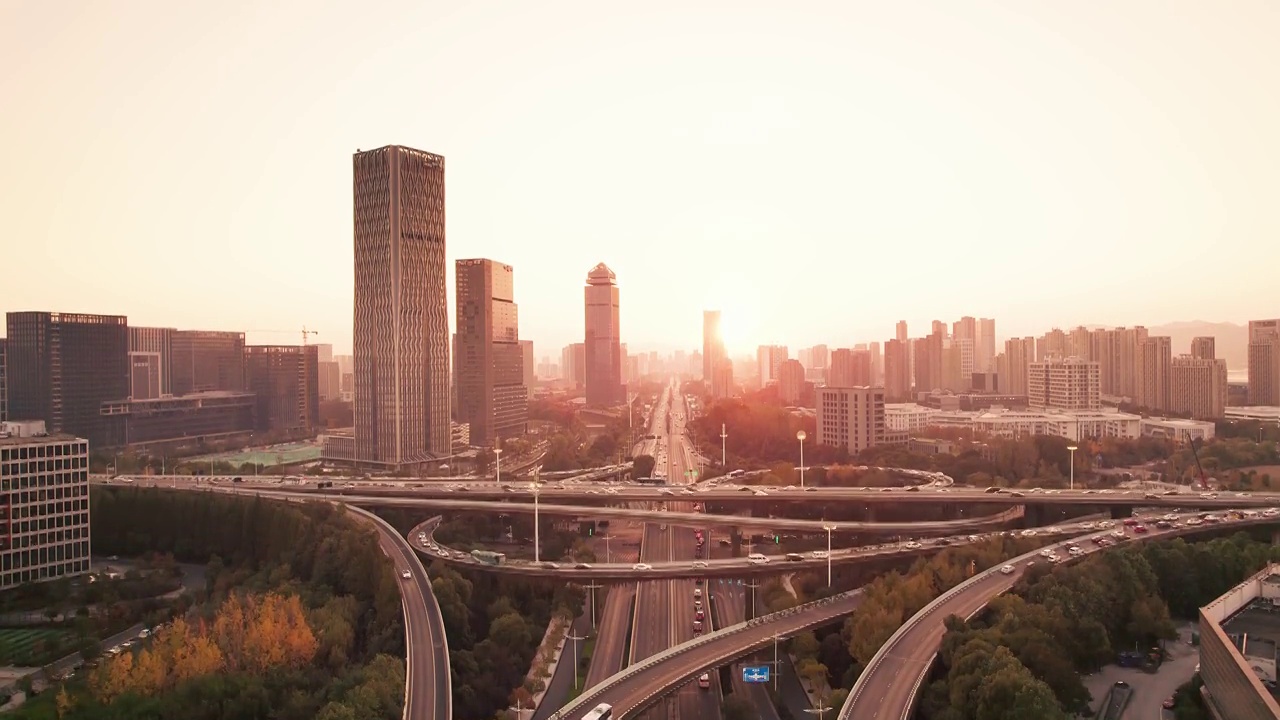 日落时分的杭州城市道路鸟瞰图