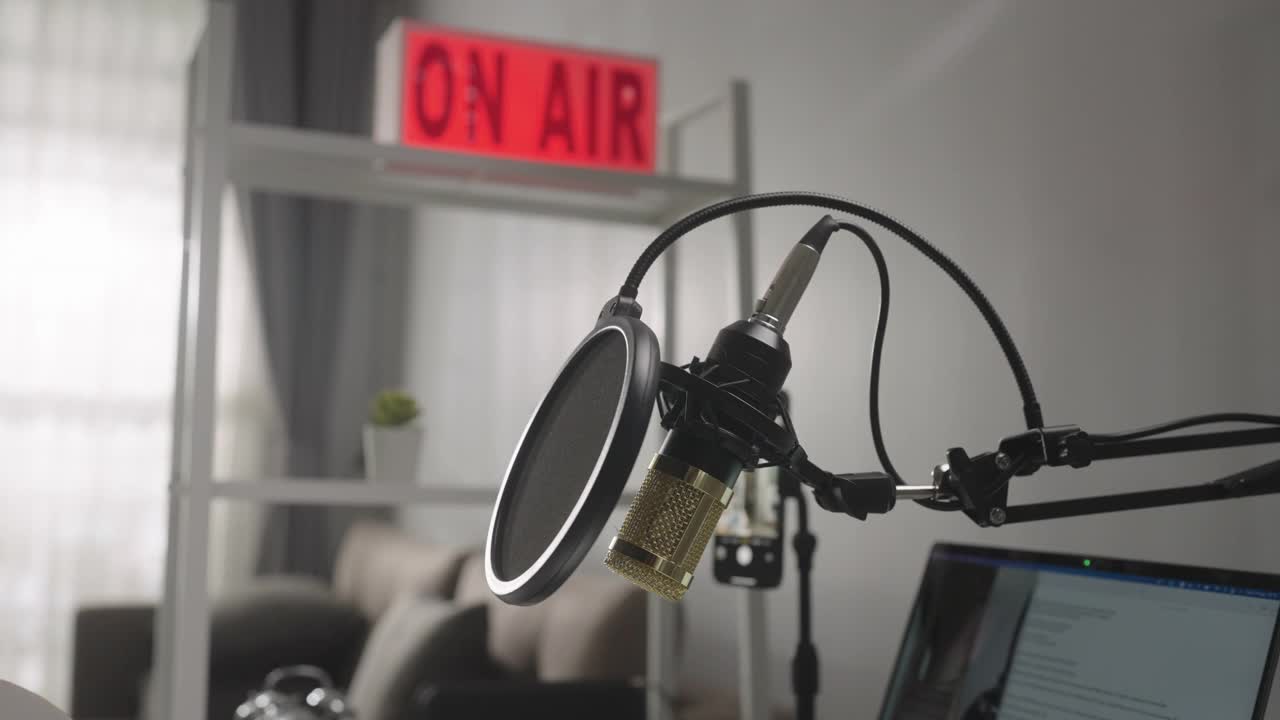 录音室里用于配音和配音的麦克风