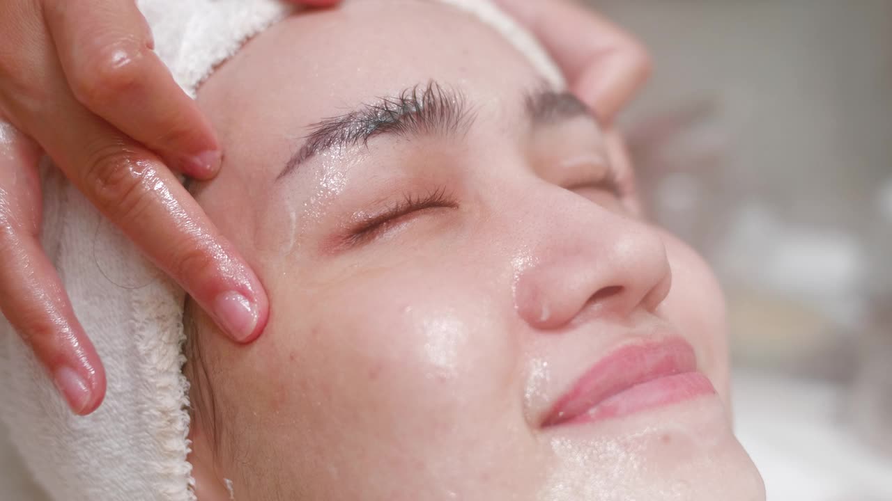 面部按摩，女性面部护理