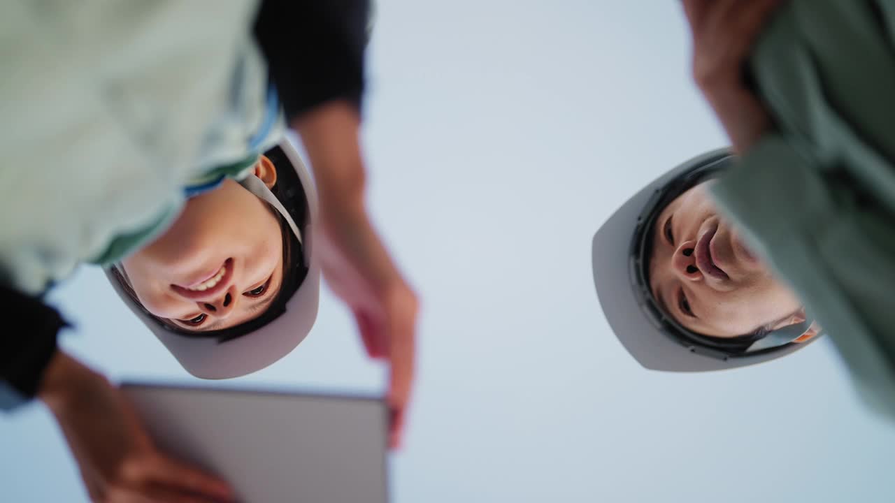 两个女工程师在工地上一起工作