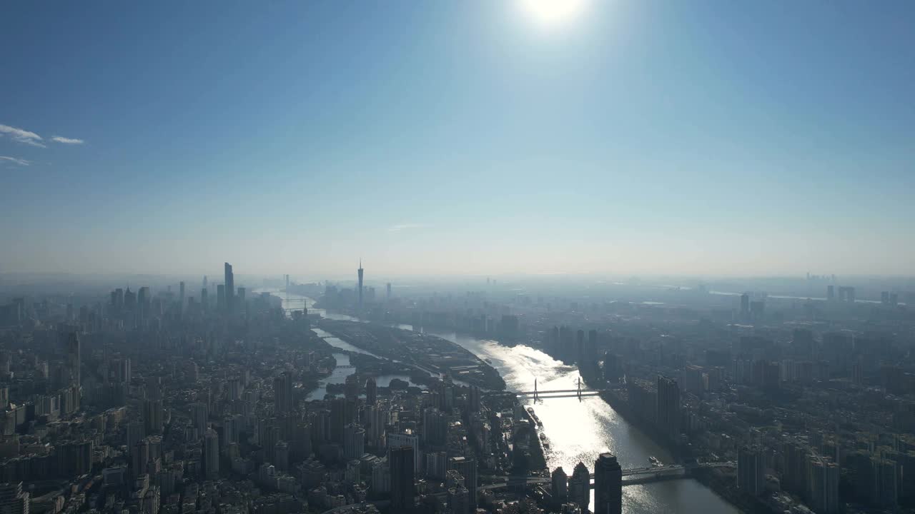向下倾斜的城市景观在广州，中国