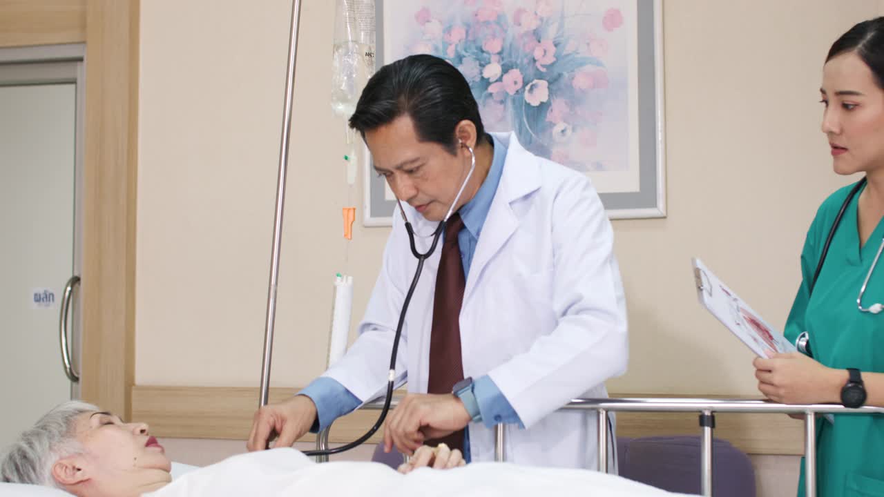 男医生在老年病人躺在床上时向她解释她的情况