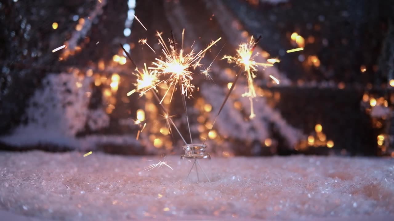 详情图-在模糊的背景中孟加拉光的近距离视频。圣诞烟花。