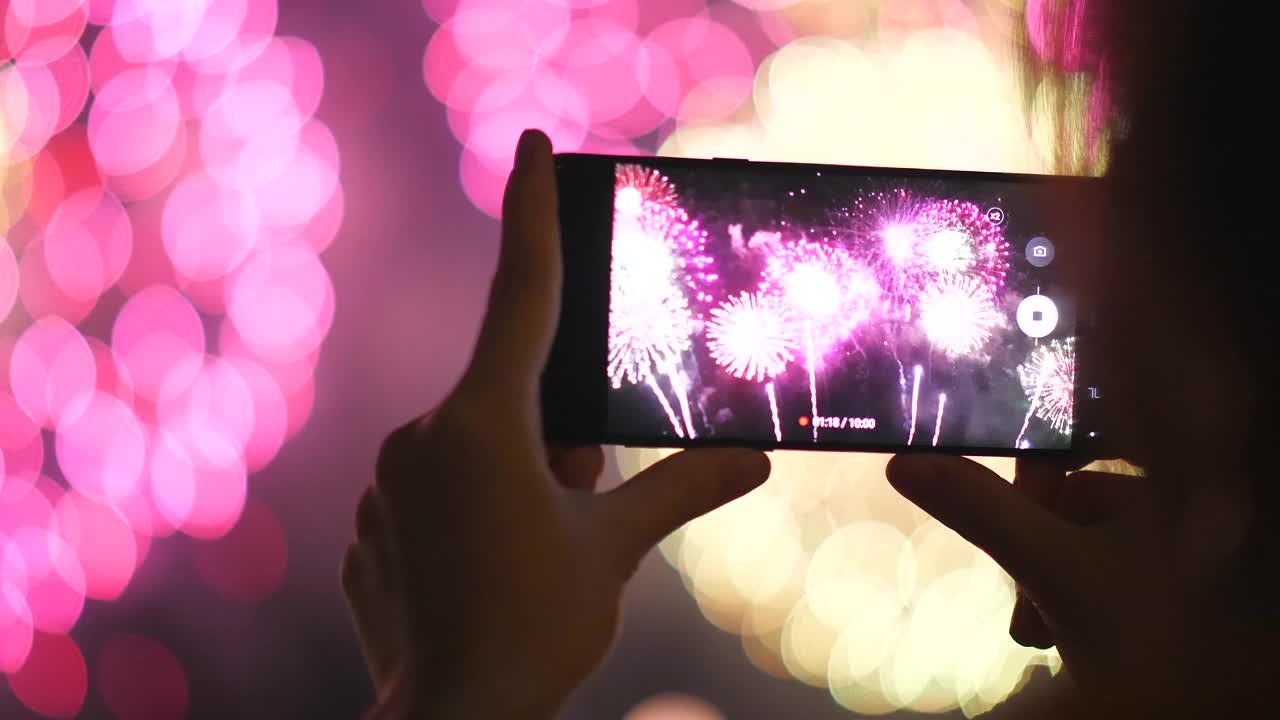 近距离拍照庆祝烟花，烟花，自拍