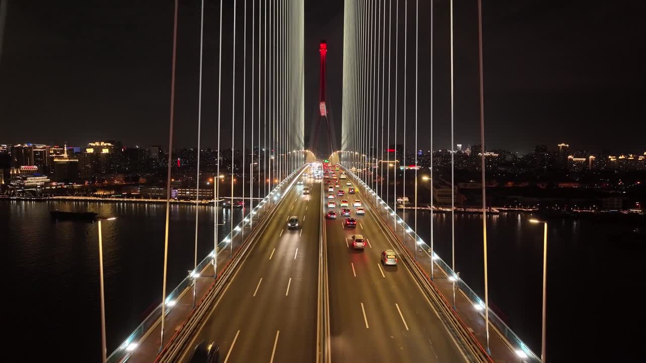 详情图-无人机航拍地标大桥上的公路交通在夜间