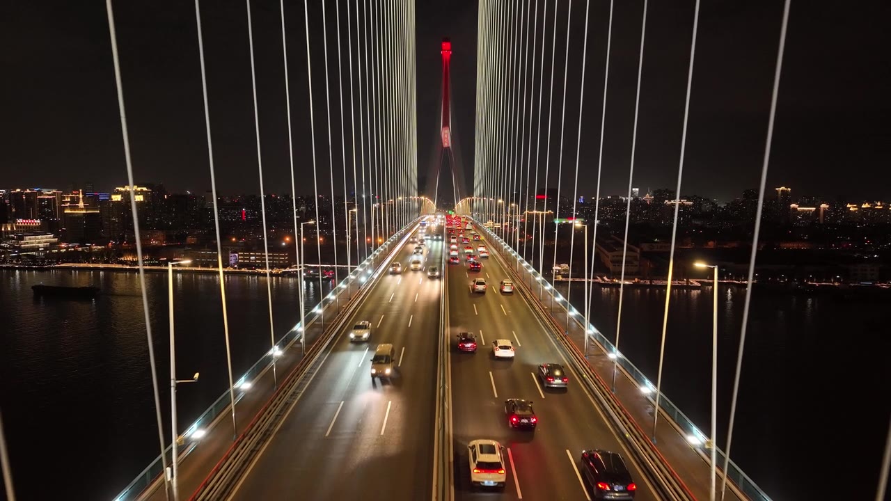 详情图-无人机航拍地标大桥上的公路交通在夜间