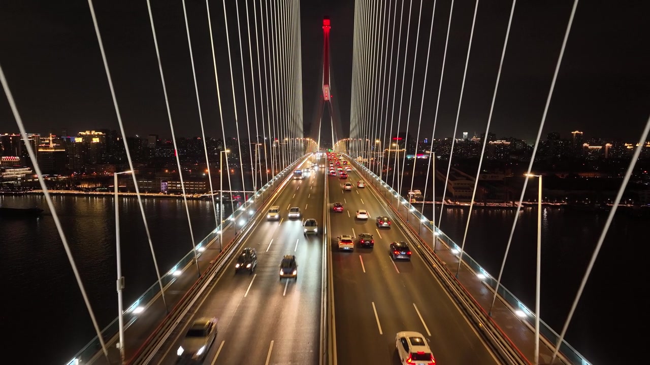 详情图-无人机航拍地标大桥上的公路交通在夜间
