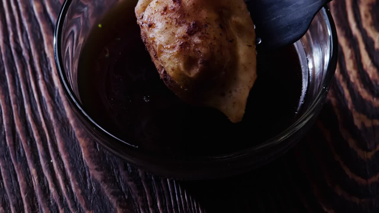 把饺子蘸上酱油