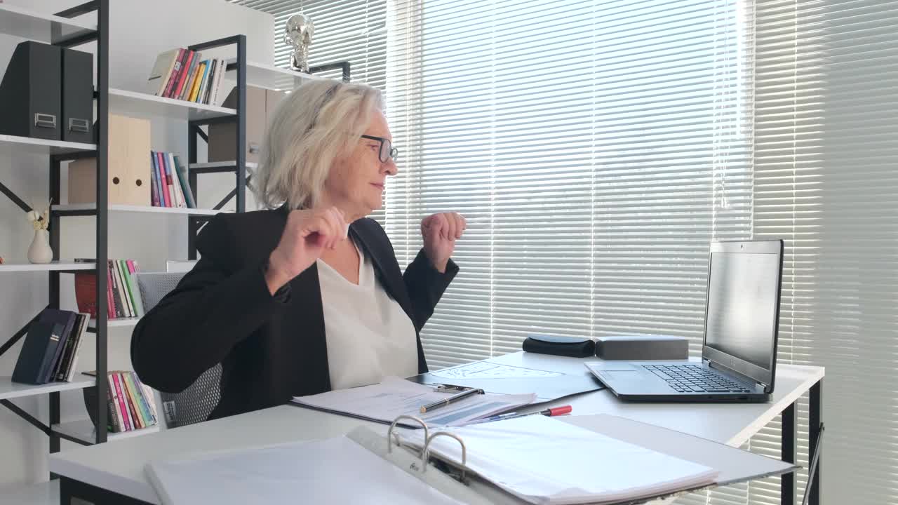 颈部疼痛的高级女性