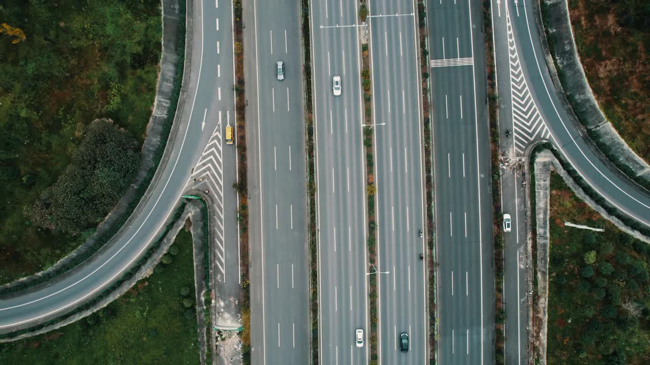 从无人机上俯视大城市多车道高速公路现代交通枢纽。高速公路上交通拥挤。跟随正确方向的车辆。