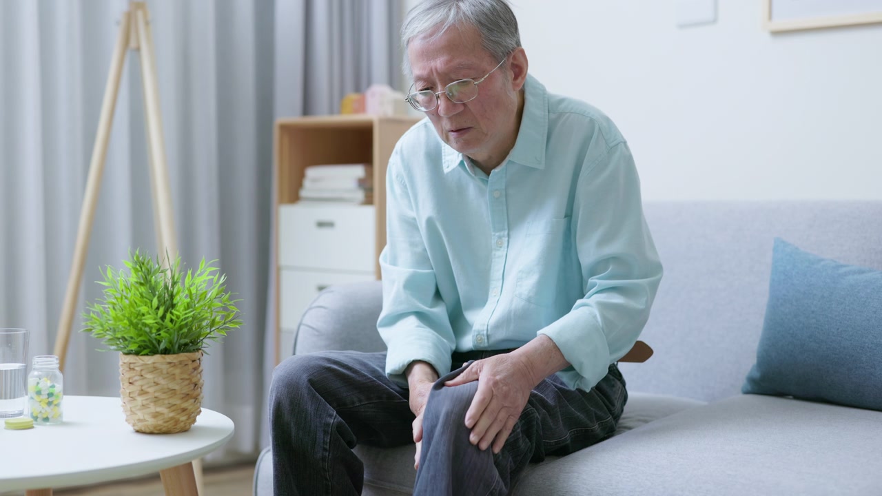 詳情圖-男子抱著膝蓋，疼痛難忍