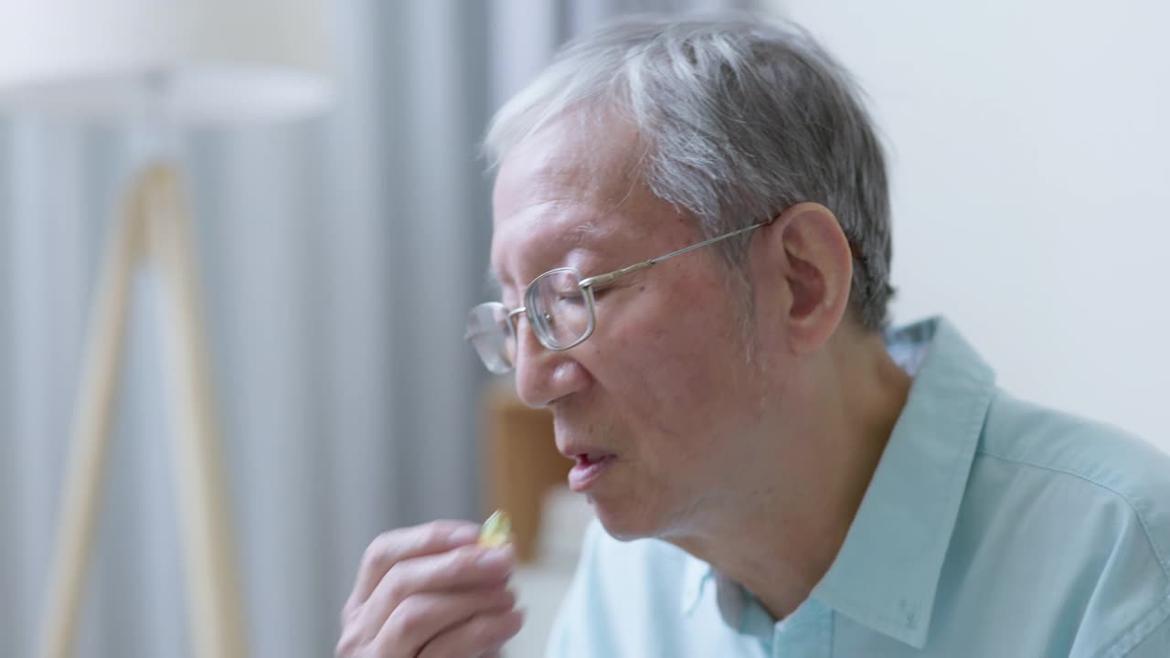 人服用维生素或药物
