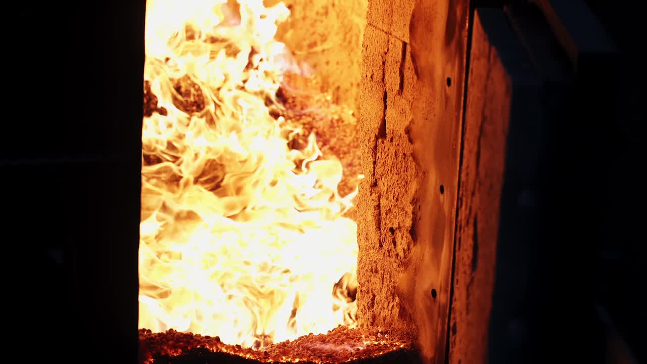 燃烧木屑颗粒是一种可再生资源，现代燃木炉在冬天为房屋供暖