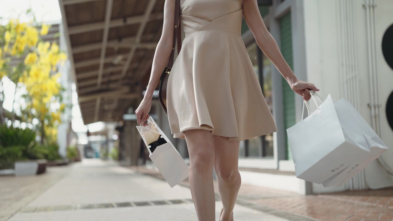 详情图-慢动作:女人拿着购物袋走路