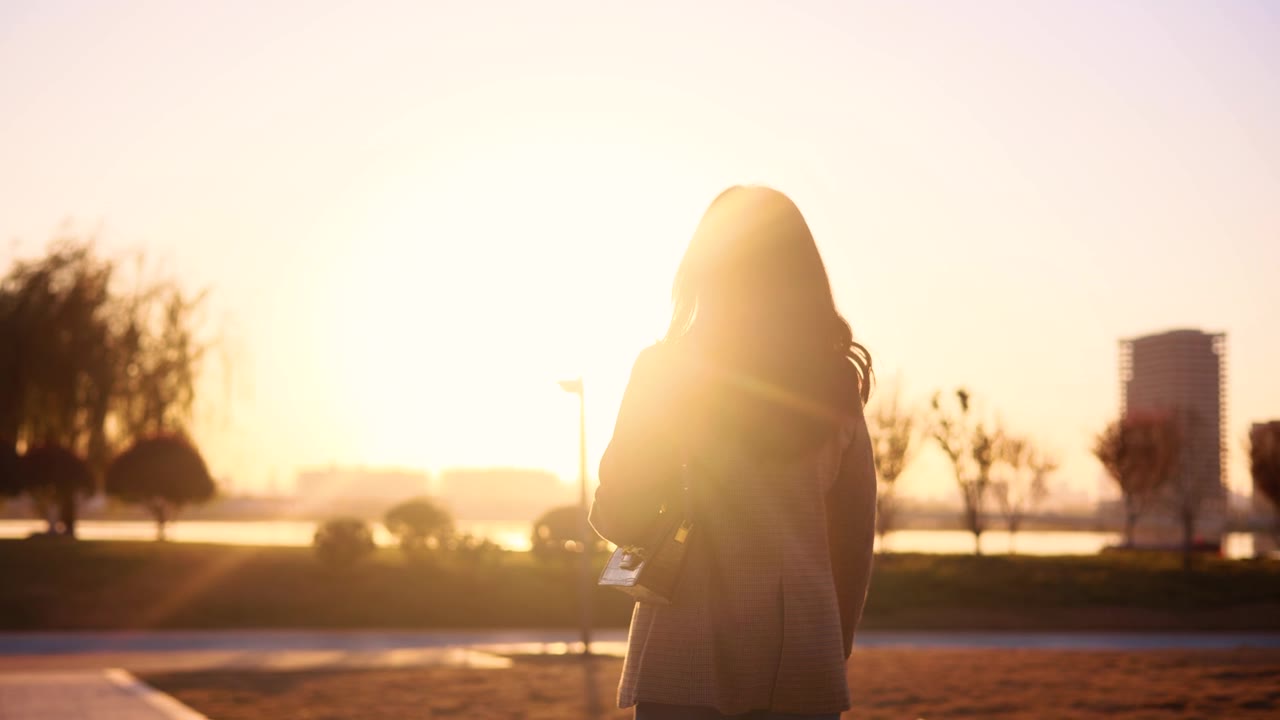 詳情圖-后視圖年輕的女商人走在早晨