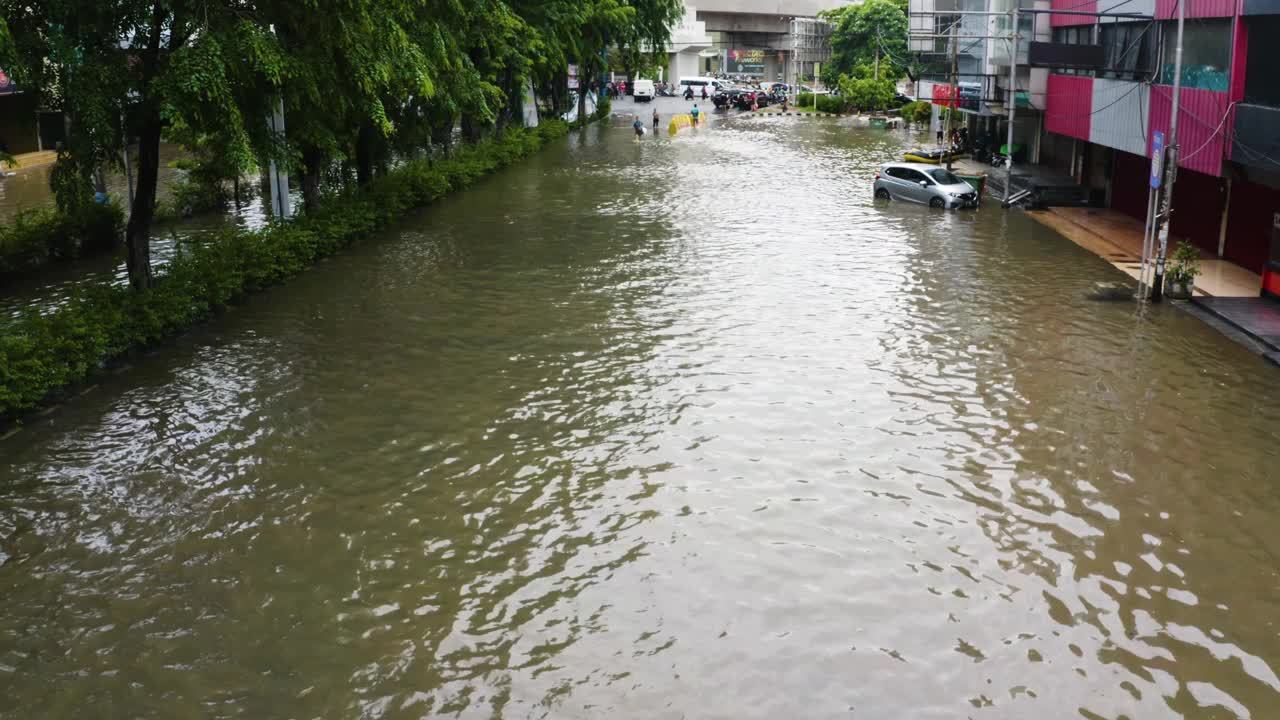 人们在被洪水淹没的街道上行走的鸟瞰图