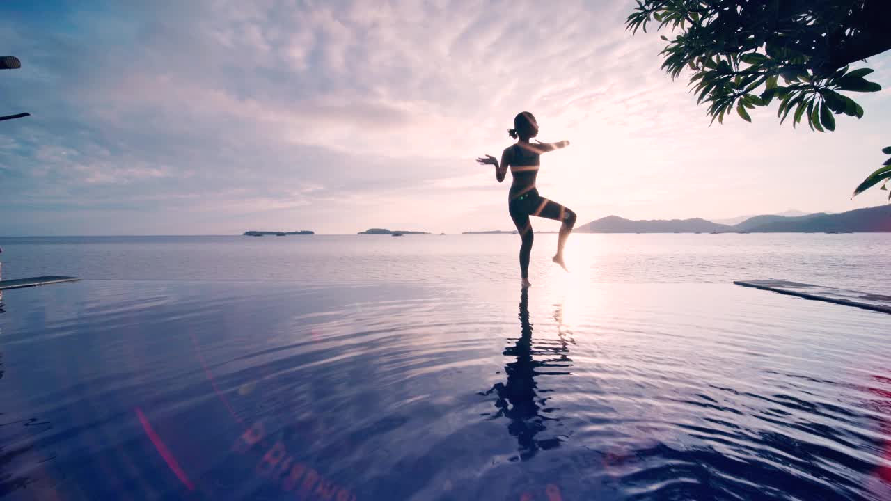 苗條的女人在沙灘上練太極