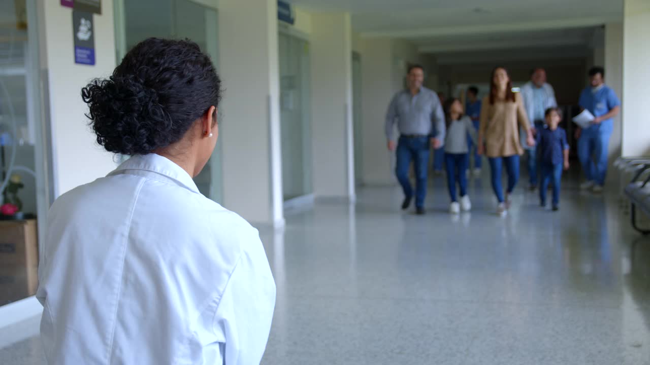 在医院的走廊里，可爱的小男孩跑过来和他的儿科医生非常亲热地拥抱
