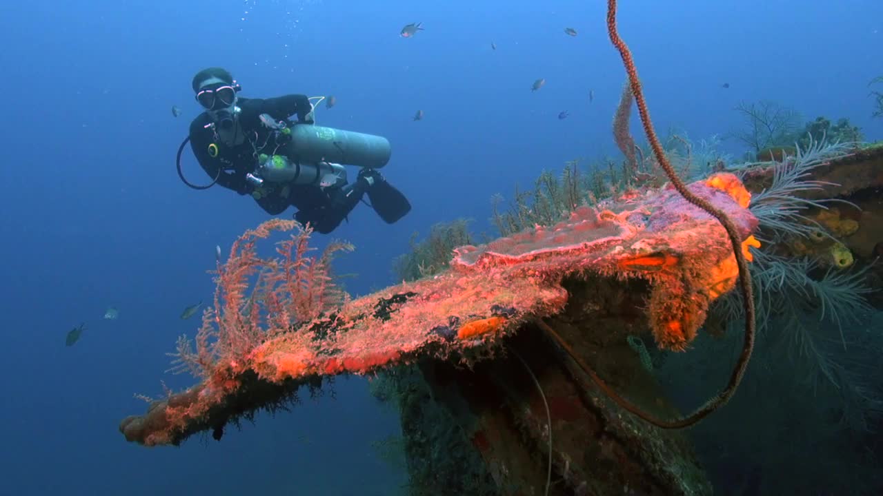深海沉船上的技术侧挂式水肺潜水员