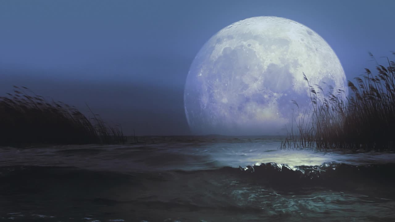 巨大神奇的蓝月亮映在湖水或大海中。风景优美浪漫的背景。