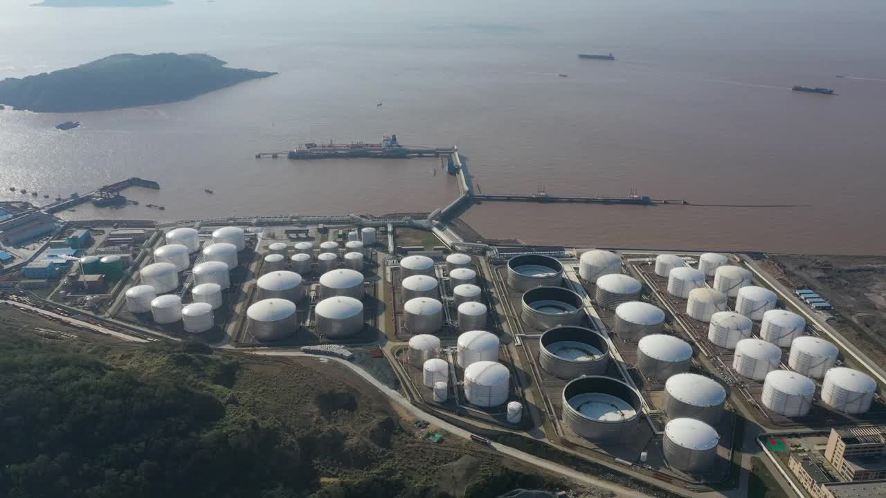 一艘停泊在码头上的液化天然气(LNG)油轮的实时/鸟瞰图