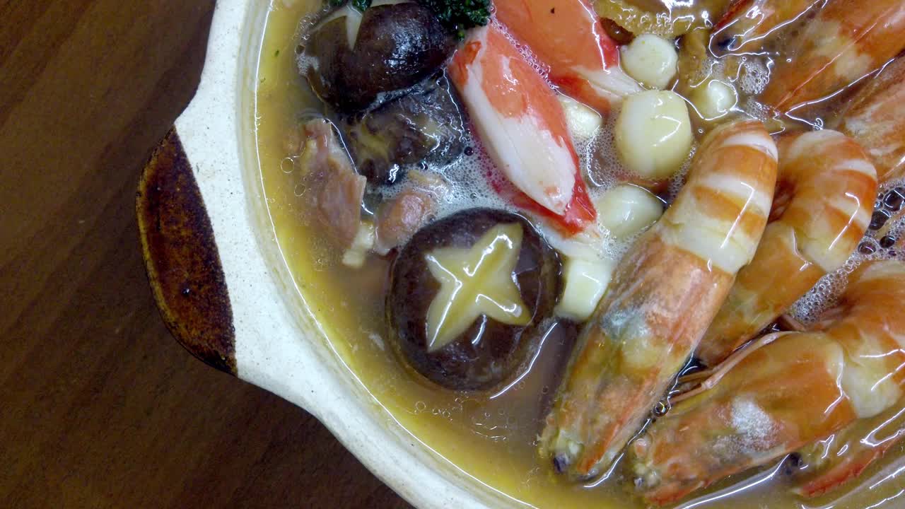 中国新年的传统食物盆菜团圆饭