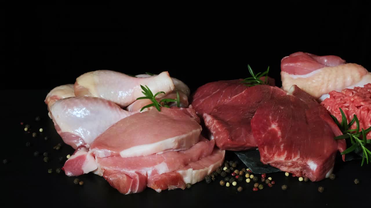 不同种类的生肉在黑色背景上。