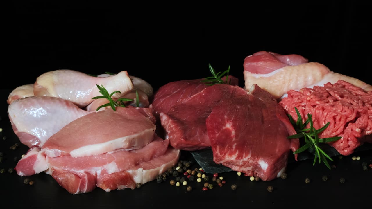 詳情圖-不同種類的生肉在黑色背景上。
