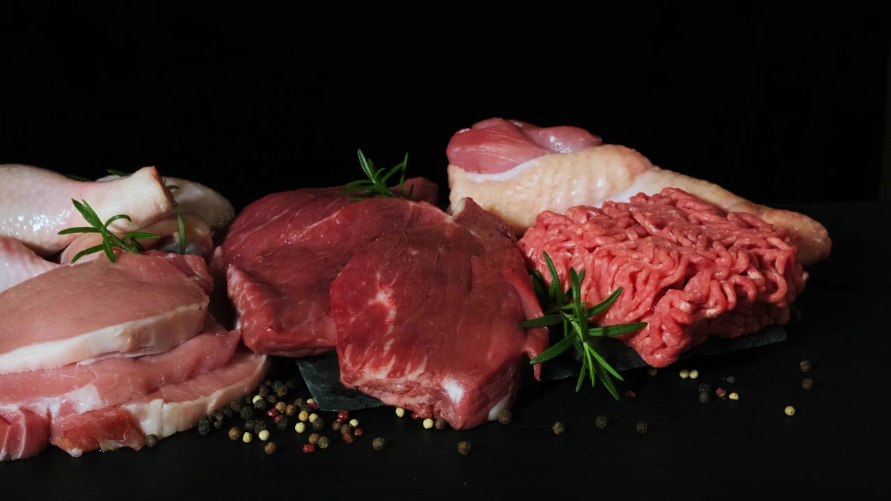 詳情圖-不同種類的生肉在黑色背景上。